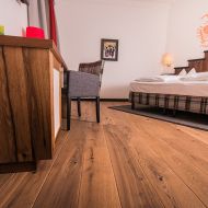 premiumfloor_Akzent_Diele_Eiche_Rustikal_handausgearbeitet_gebürstet_medium_weiß_geölt